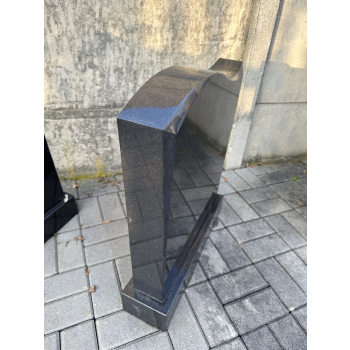 Gravsten S010<br />Storlek: 60x60 cm<br />Granit: Svart granit