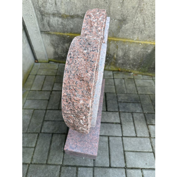 Gravsten S011<br />Storlek: 65x60 cm<br />Granit: Röd vånga
