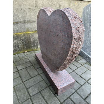 Gravsten S011<br />Storlek: 65x60 cm<br />Granit: Röd vånga