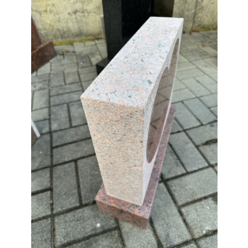 Gravsten S015<br />Storlek: 45x35 cm<br />Granit: Röd vånga